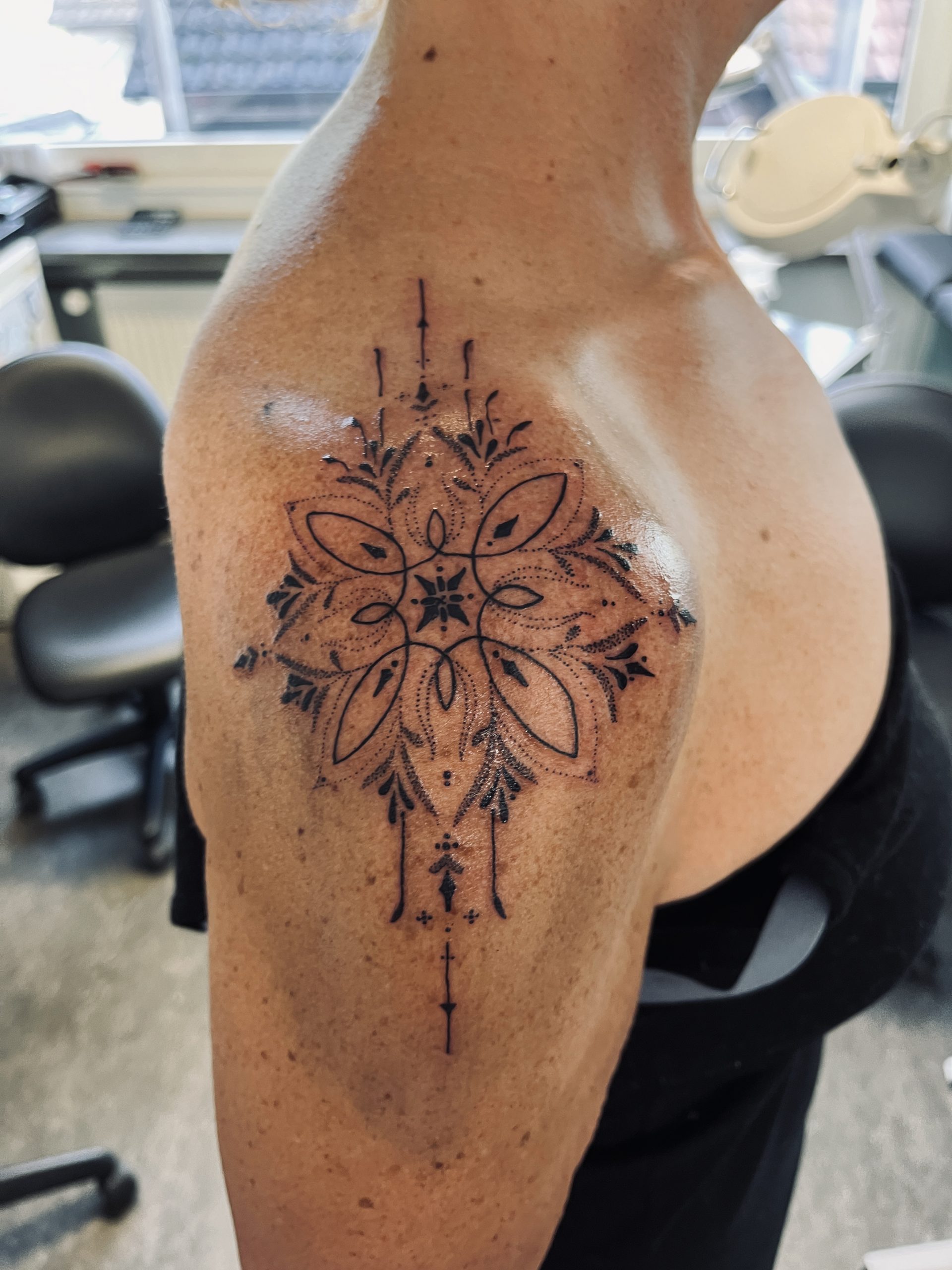 Fineline symmetrisches Tattoo von Daniela