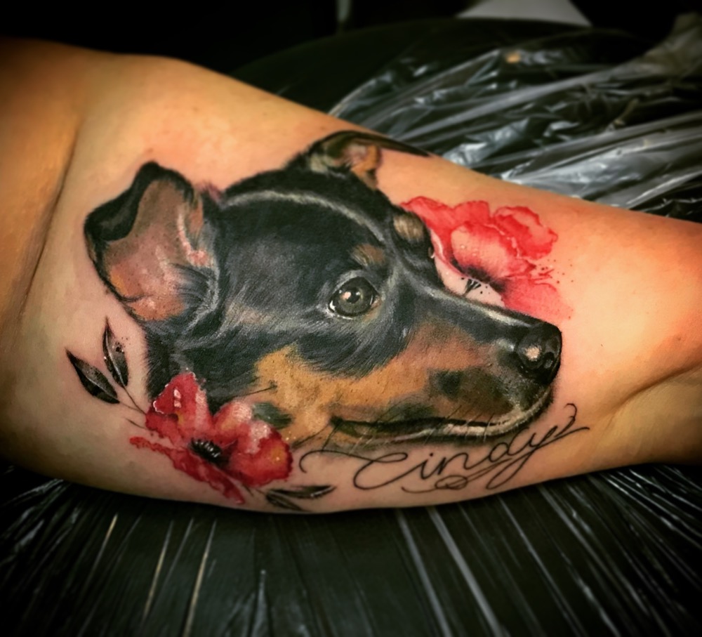 Hundeportrait Cindy mit Mohnblumen von Inga