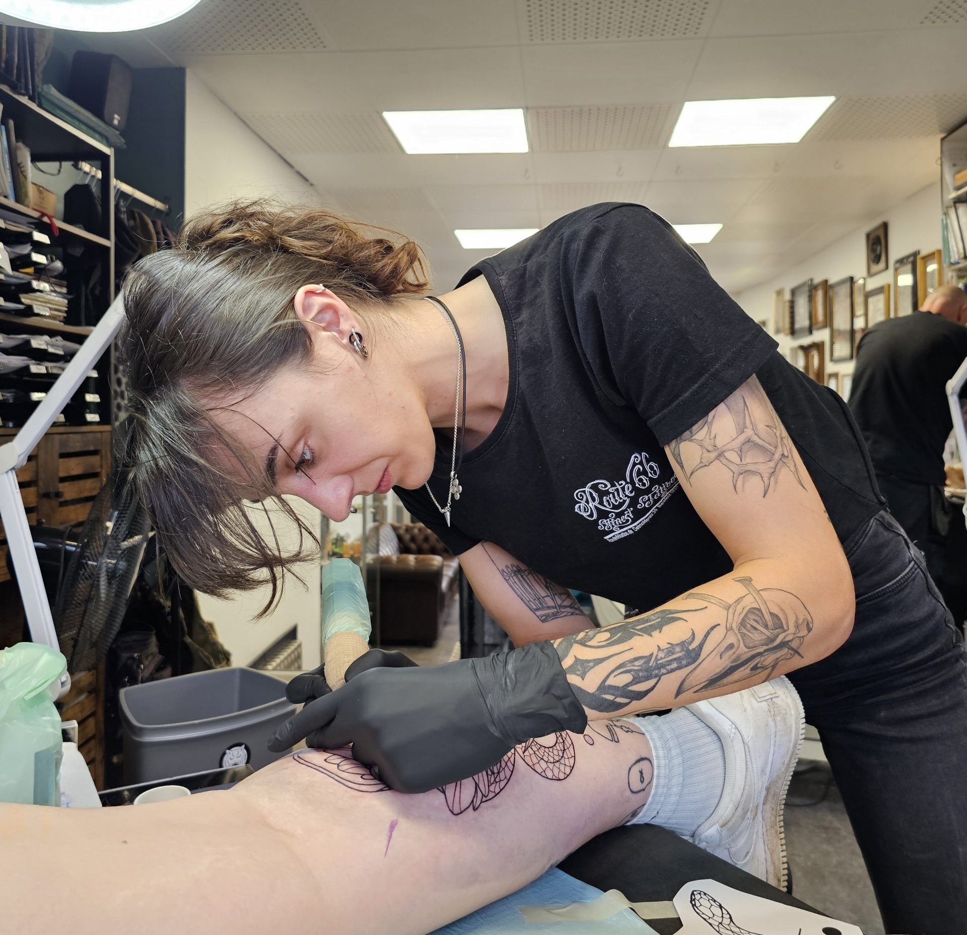 Annkatrin – Tattoo-Künstlerin bei Route 66 Tattoo, bei der Arbeit