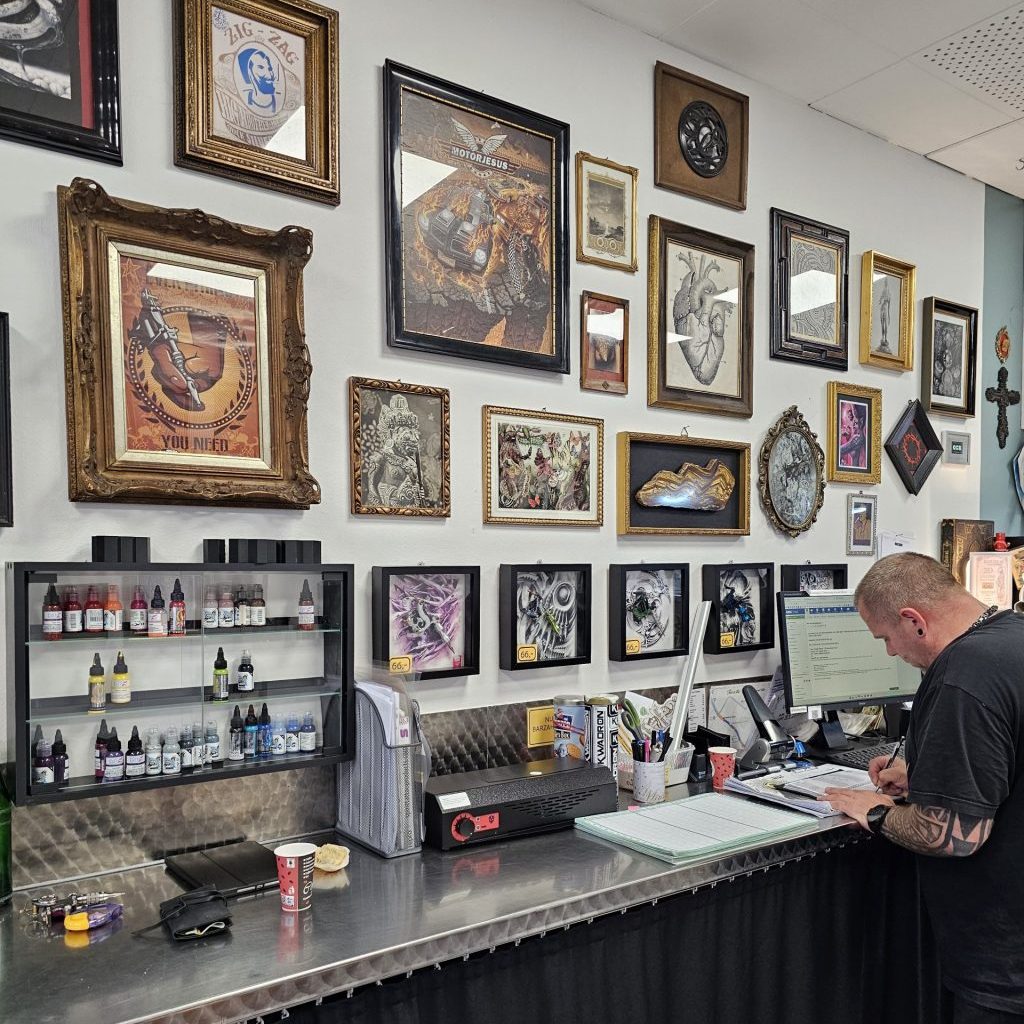 Beratung am Empfang bei Route 66 Tattoo