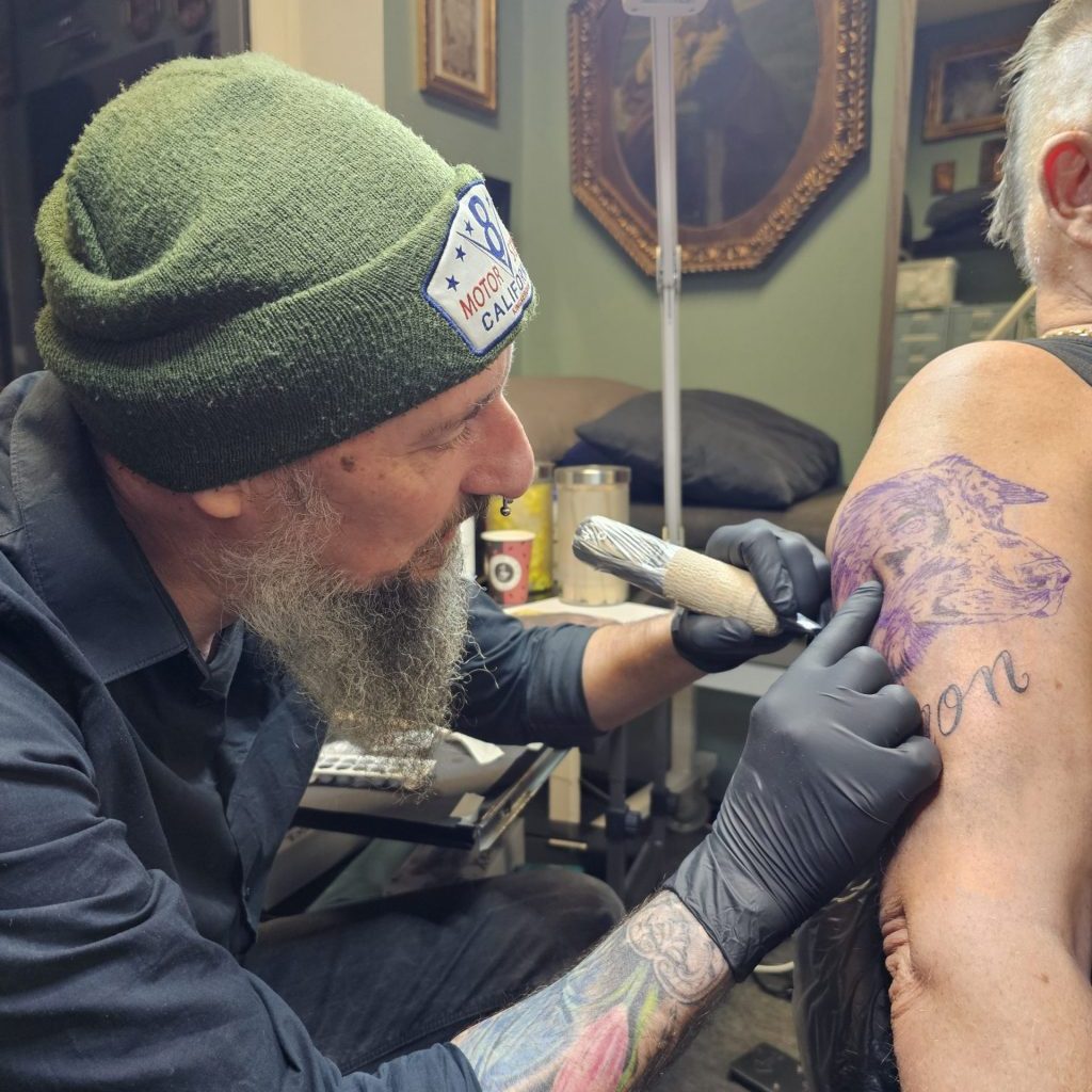 Tätowierer bei der Arbeit bei Route 66 Tattoo